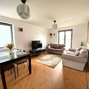 Lovely 2-bedrooms Step To The Apartment