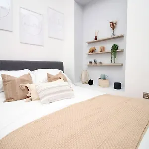 The Snug - Studio In Mount Pleasant Apartment
