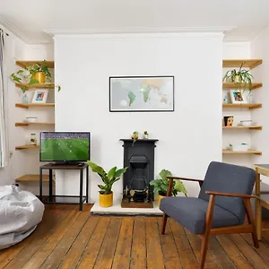 50 Meters To The Metro Apartment London
