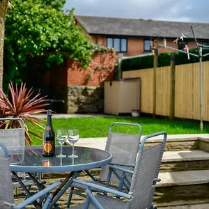 Free Parking - Heart Of The - Superb Townhouse & Garden - Peaceful Area But Only 5min Walk To Beach, Shops, Bars, Arena, Marina, Parks Holiday home